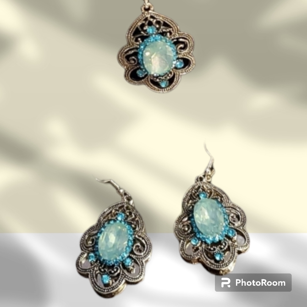 Large and small blue rhinestones necklace and earrings set. NWOT